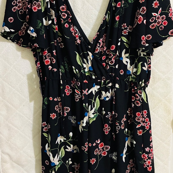 Ash & Violet Floral Jumpsuit Deep V Neckline Black Floral size Large NWT - Picture 4 of 5
